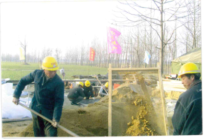 施工现场工人筛沙